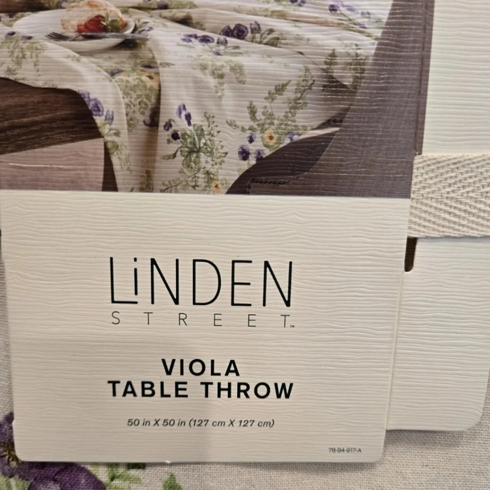 Linden Street Floral Table Throw 50x50 And 4 Matching Napkins SET MSP$74
